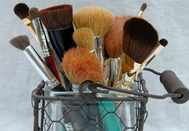 easy way to clean makeup brushes at home