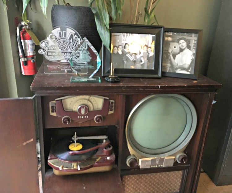 original-turntable-sun-record-studio-memphis-not-just-paper-and-paint