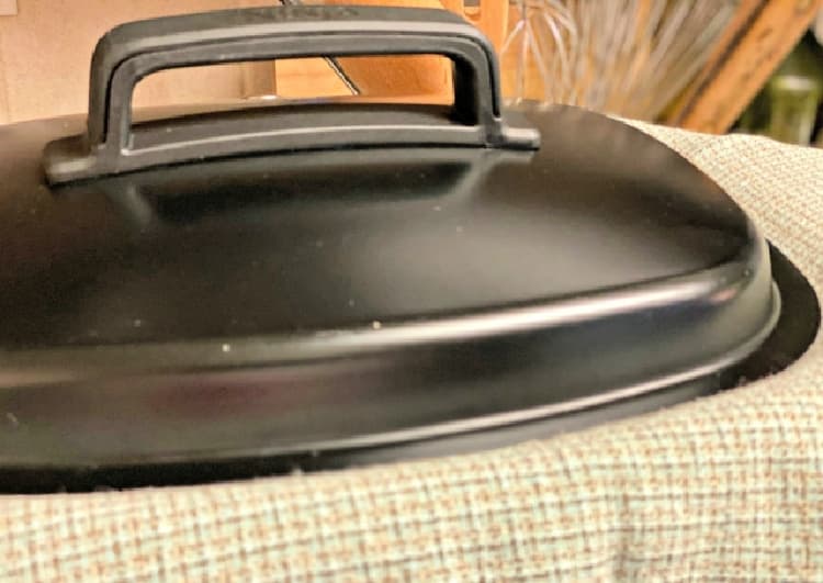 crock pot lid with towel