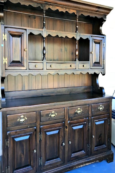 Painted China Cabinet – How to DIY an old China Cabinet