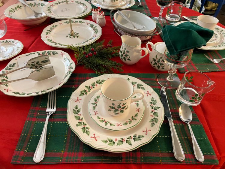 christmas-breakfast-table-testive-holly-my-home-and-travels