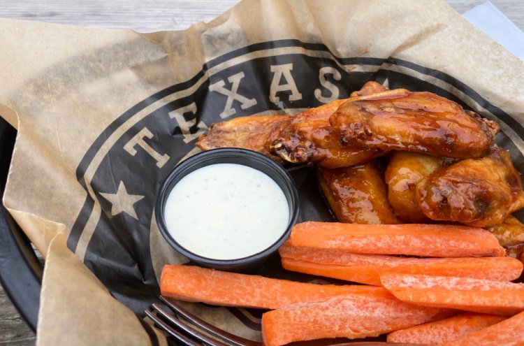 things-to-see-and-do-in-tyler-texas-my-home-and-travels- etx brewery smoked wings