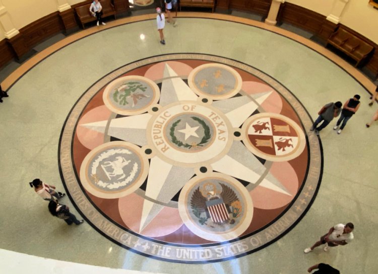 favorite-things-in-austin-my-home-and-travels-capital-inside floor of rotunda
