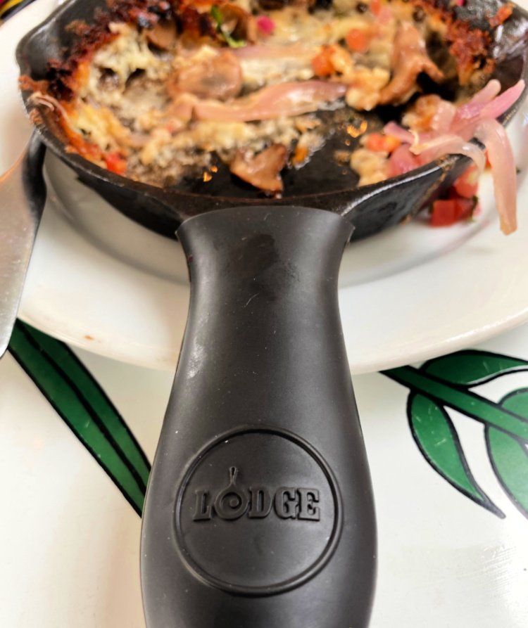 favorite-things-in-austin-my-home-and-travels-el-alma-lodge cast iron skillet