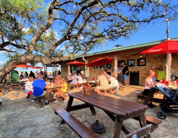 favorite-things-in-austin-my-home-and-travels-salt-lick-bbq-picnic-seating
