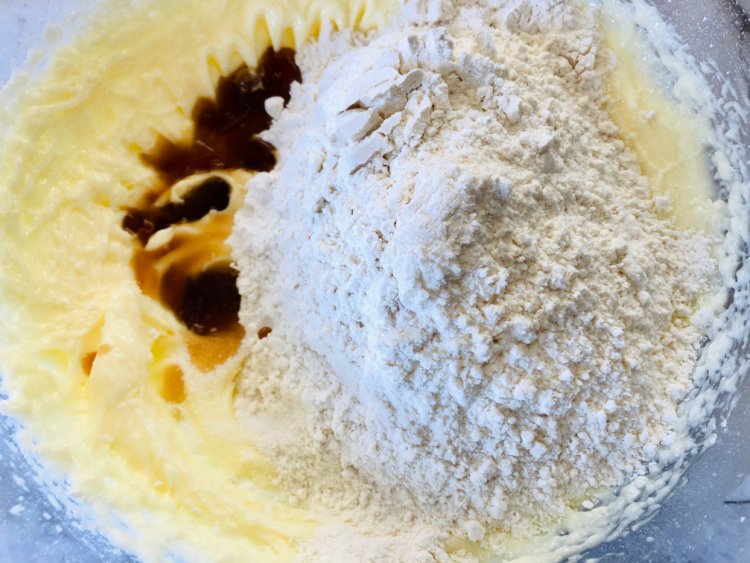 easy-snowball-cookie-recipe-my-home-and-travels- flour mixture