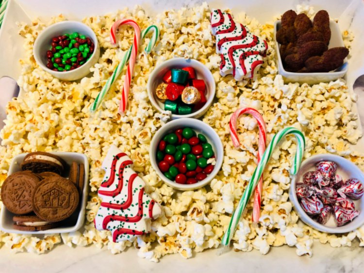 holdiay-movie-snack-tray-with-popcorn-my-home-and-travels popcorn tray