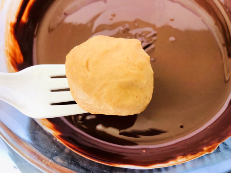no-bake-peanut-butter-balls-my-home-and-travels dipping