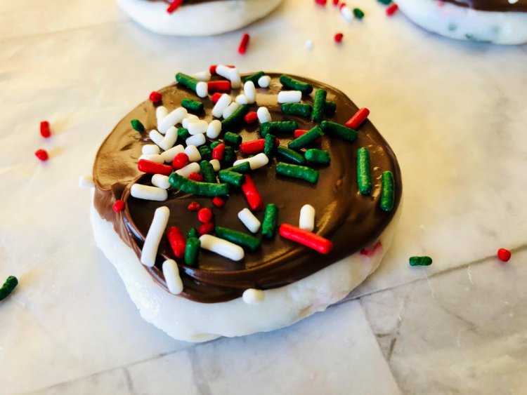 easy-peppermint-patties-my-home-and-travels chocolate and sprinkles