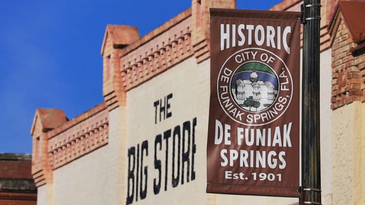 DeFuniak-Springs-historic-banners-prettiest-town-in-florida-my-home-and-travels-