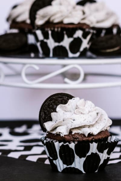 Easy Cookies and Cream Cupcakes with Oreos
