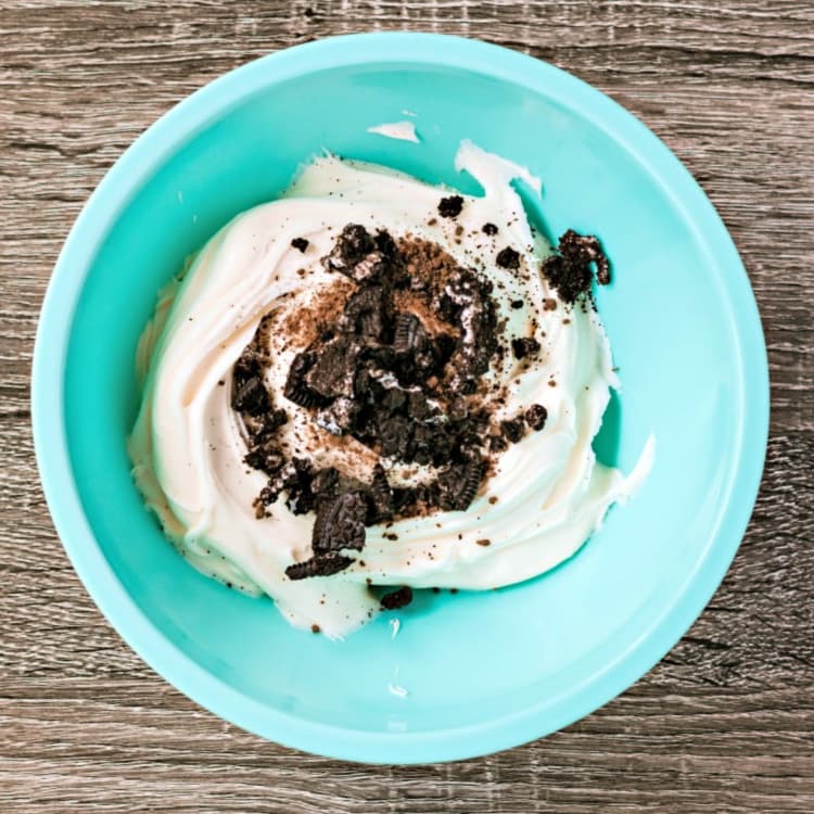 cookies-and-cream-cupcakes-with-oreos-my-home-and-travels frosting