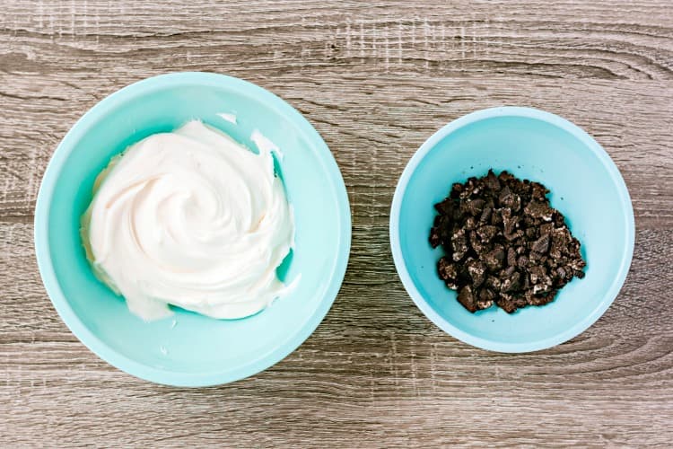 cookies-and-cream-cupcakes-with-oreos-my-home-and-travels frosting and Oreos