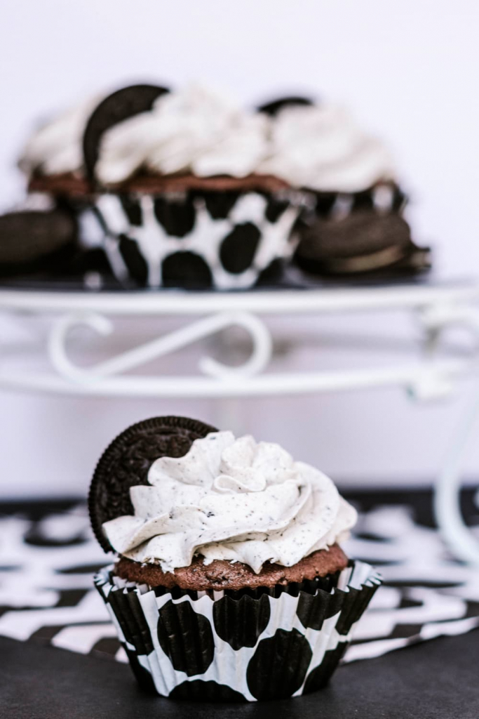 cookies-and-cream-cupcakes-with-oreos-my-home-and-travels-pin-image