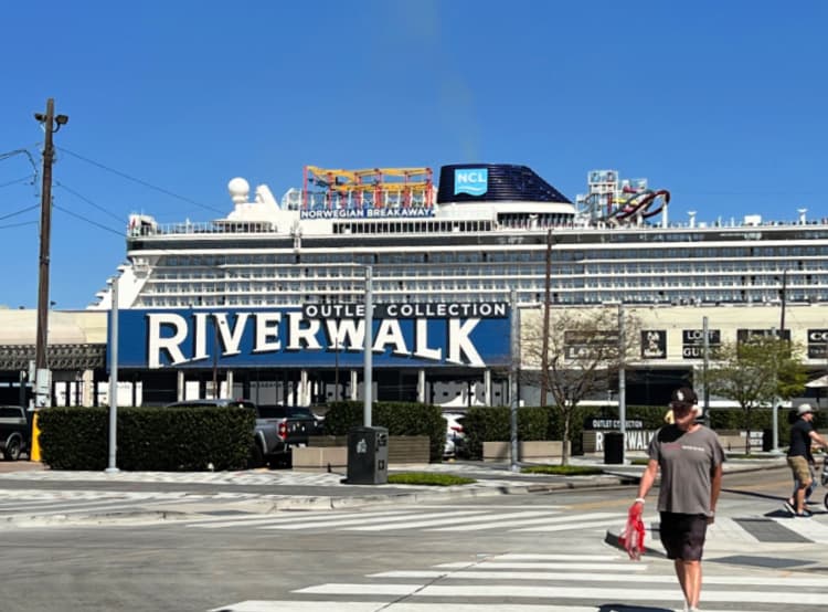 marriott-warehouse-new-orleans- my-home-and-travels shops and cruise