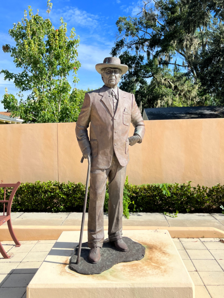 Frank Lloyd Wright Statue