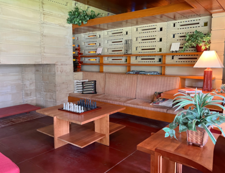 living area usonian home