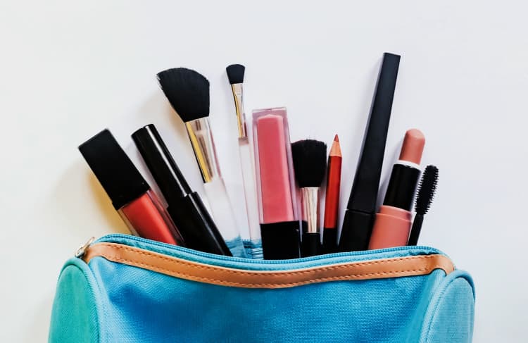 23-things-to-declutter-in-2023-my-home-and-travels makeup and brushes