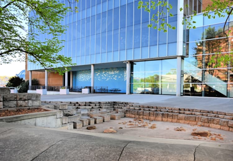 Tennessee Aquarium fountain areas