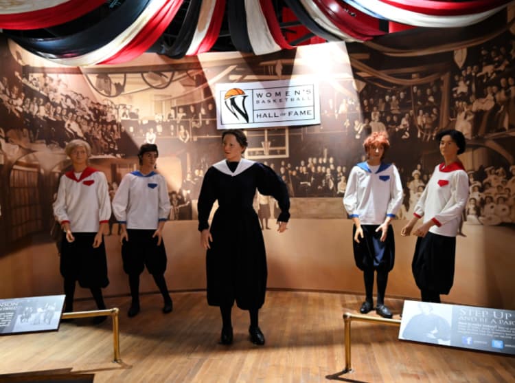 women-basketball-hall-of-fame-early-uniforms