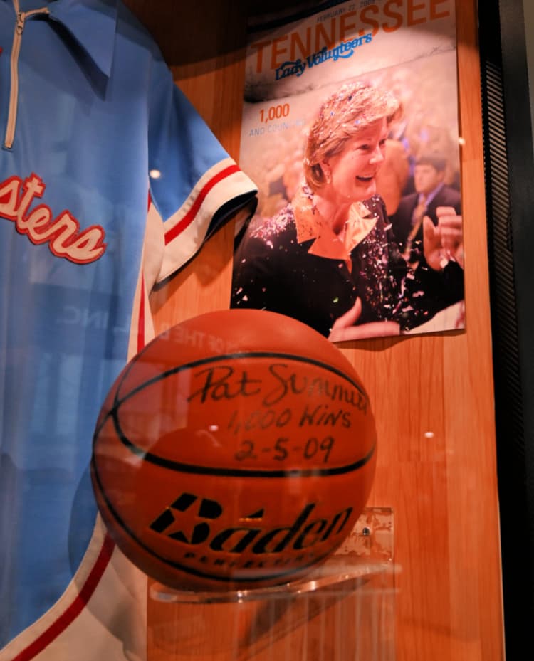 women-basketball-hall-of-fame-summitt-1000-game-ball