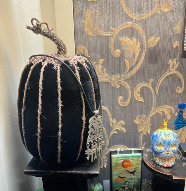 la-fonda-on-the-plaza-my-home-and-travels-black velvet pumpkin