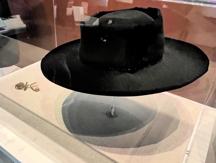 georgia-okeeffe-museum gaucho hat