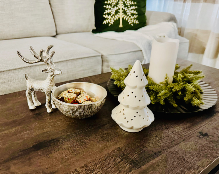 minimalist-black-and-white-christmas-my-home-and-travels coffee table