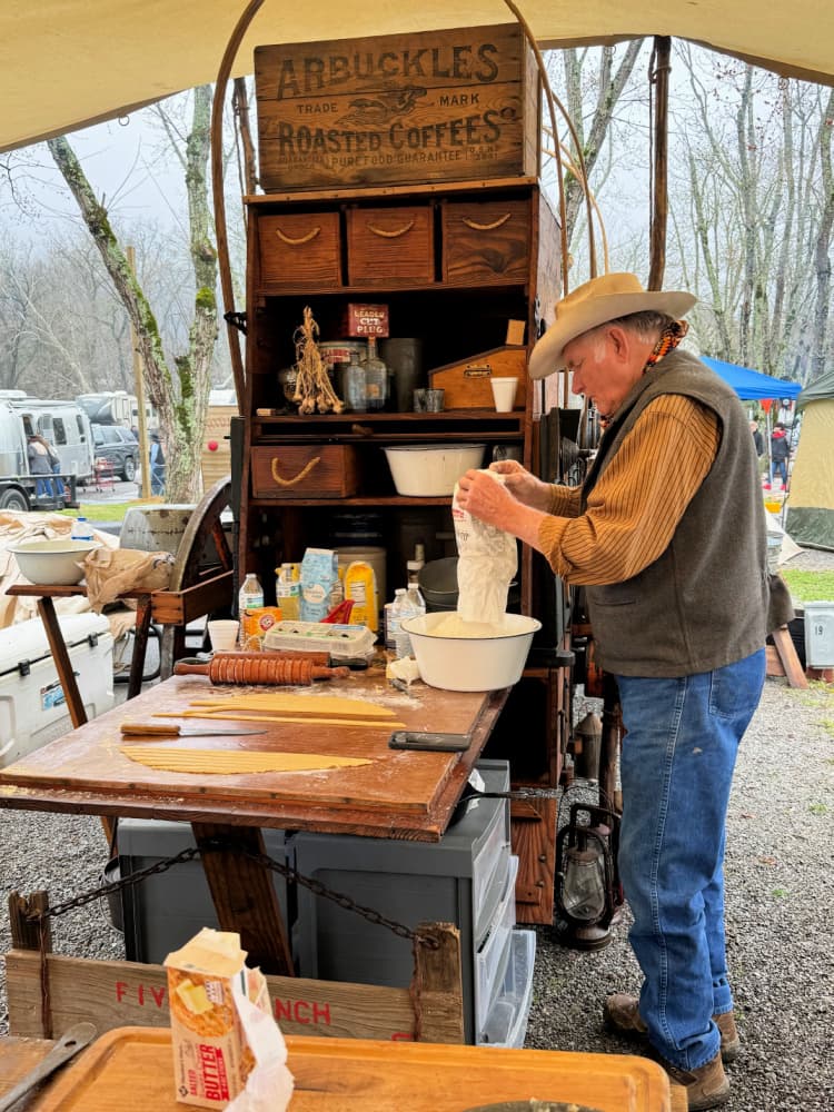 chuckwagon-cookoff-pigeon-forge-my-home-and-travels preparing food