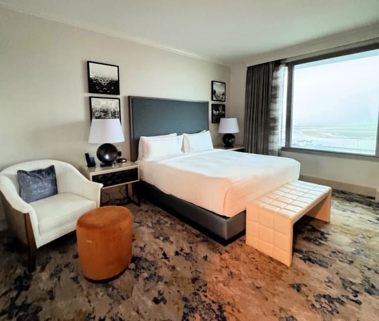 hilton-bna-nashville-airport-terminal-my-home-and-travels- bedroom