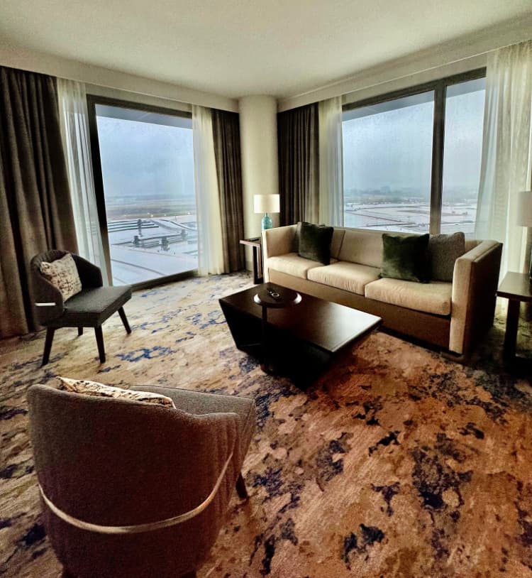 hilton-bna-nashville-airport-terminal-my-home-and-travels- living room