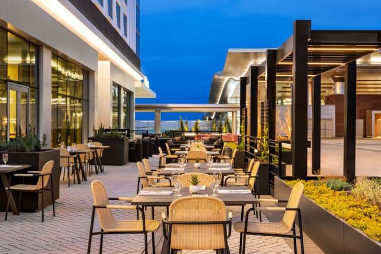 hilton-bna-nashville-airport-terminal-my-home-and-travels- paatio skyvzone