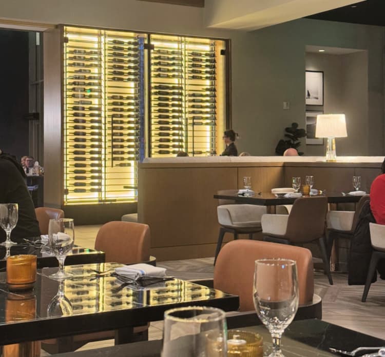 hilton-bna-nashville-airport-terminal-my-home-and-travels- wine wall