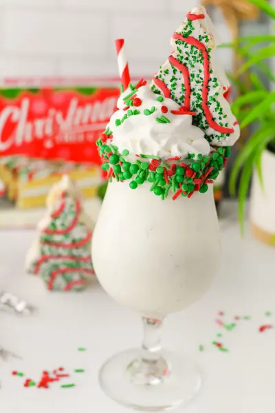 little-debbie-christmas-tree-cake-milkshake- feature image