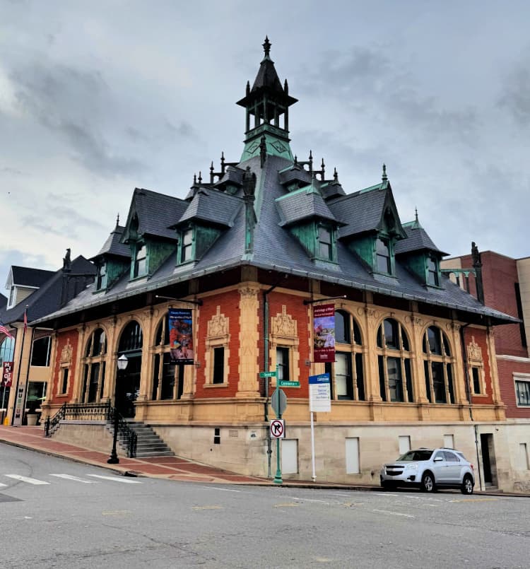 visiting clarksville customs house museum