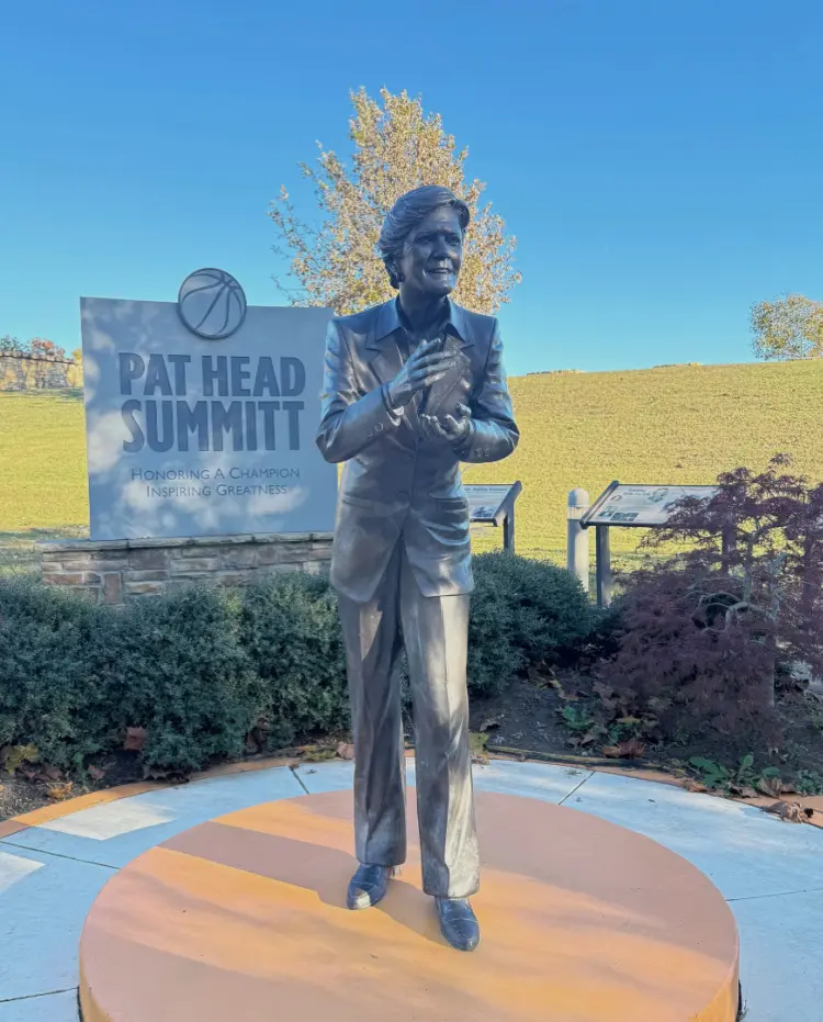 visiting clarksville pat summitt statue