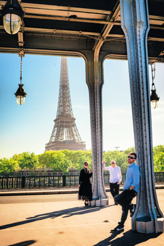Family-photo-shoot-in-paris-at-the-eiffel-tower- family shot