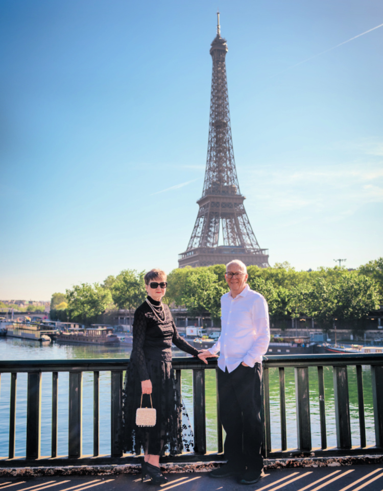 Family-photo-shoot-in-paris-at-the-eiffel-tower- us