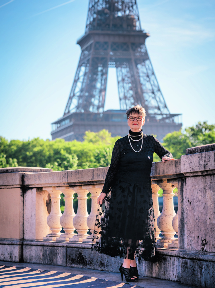 Family-photo-shoot-in-paris-at-the-eiffel-tower- solo shot