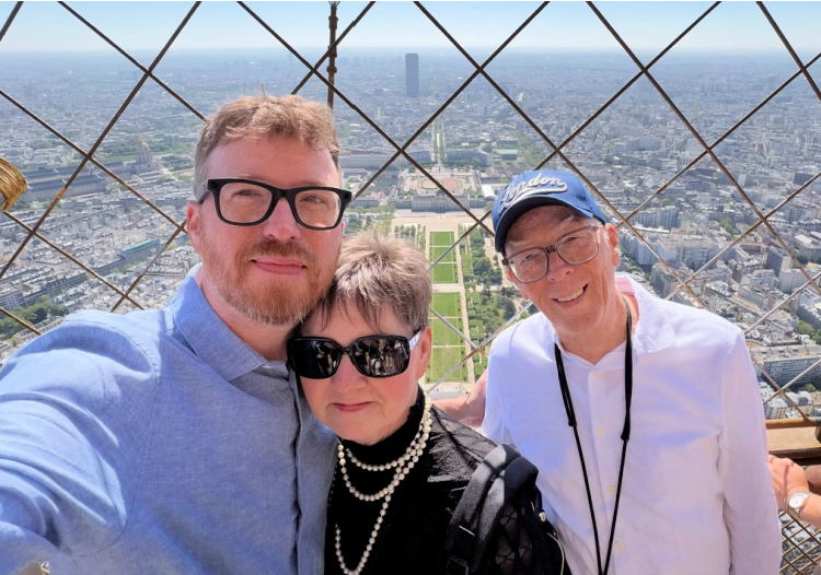 Family-photo-shoot-in-paris-at-the-eiffel-tower- at the top