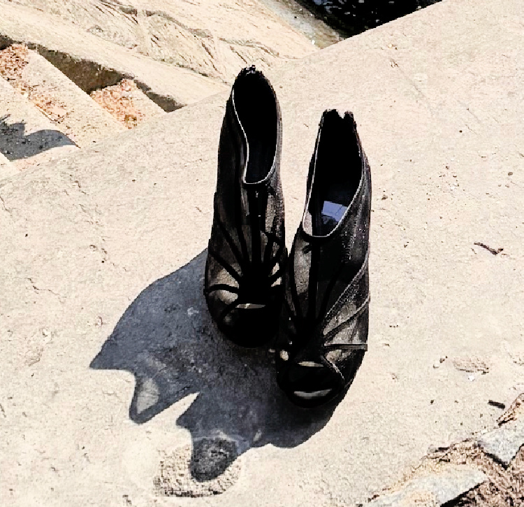 family-photo-shoot-in-paris-at-the-eiffel-tower-shoes I left